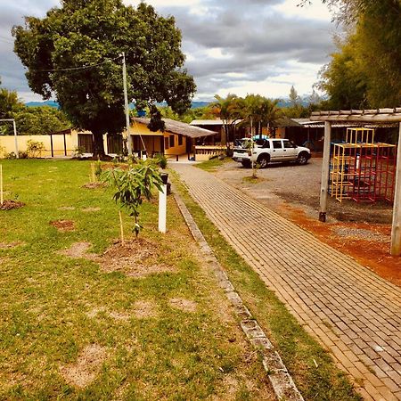 Chacara Charmosa Com Piscina, Campo De Futebol Villa Guaratingueta Exterior photo